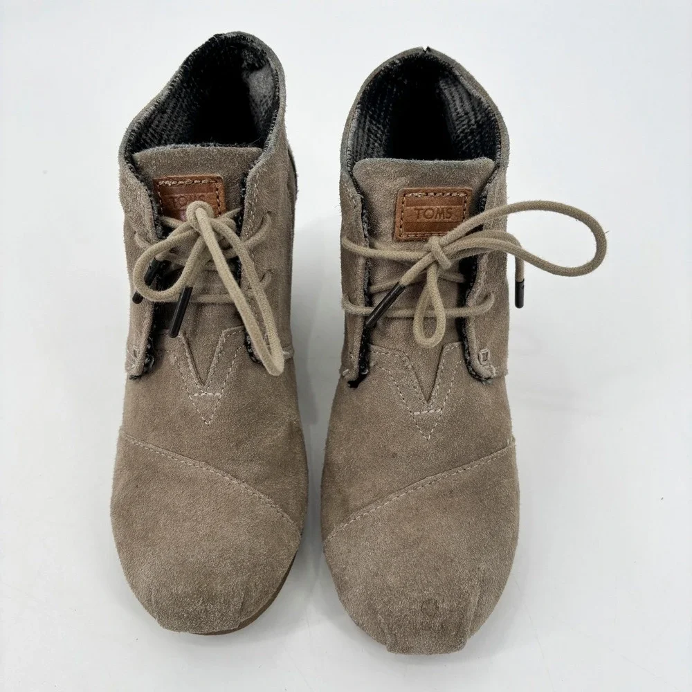 TOMS Desert Wedge Suede Ankle Booties Taupe Lace Up Womens Size 7.5 Boots